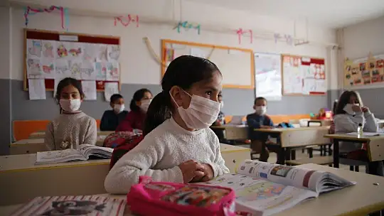 Deprem ve pandeminin etkilediği Elazığ'ın köy okullarında ilk ders heyecanı