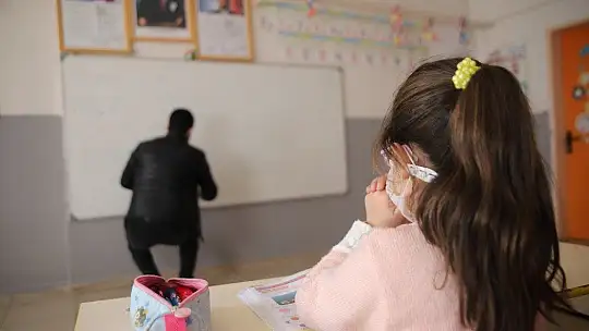 Deprem ve pandeminin etkilediği Elazığ'ın köy okullarında ilk ders heyecanı