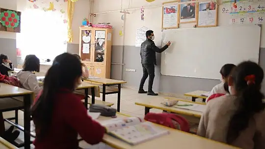 Deprem ve pandeminin etkilediği Elazığ'ın köy okullarında ilk ders heyecanı