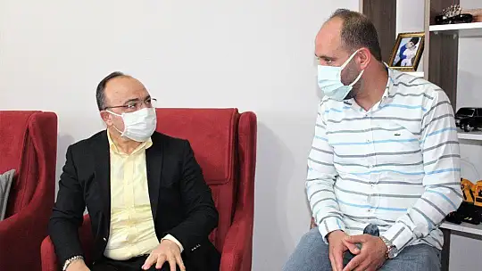 Depremde en büyük acıyı yaşayan babaya anlamlı ziyaret