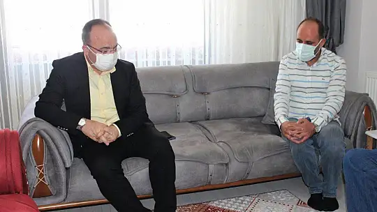Depremde en büyük acıyı yaşayan babaya anlamlı ziyaret