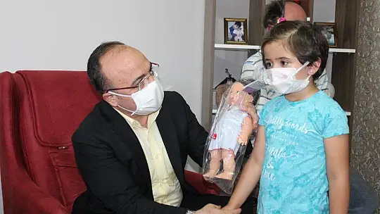 Depremde en büyük acıyı yaşayan babaya anlamlı ziyaret