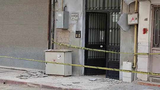 Depremde evi hasar gören vatandaş o anı anlattı: ''Yıkılacak zannettik. Düşenler, bayılanlar ve ayağı kırılanlar oldu''