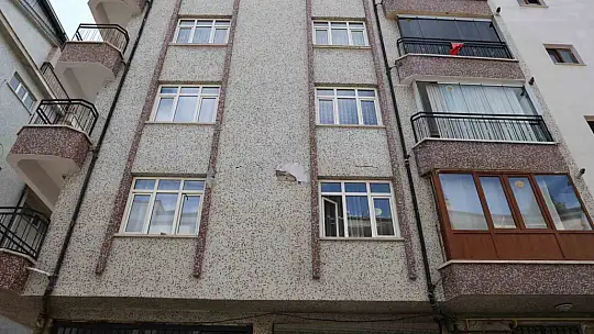 Depremde evi hasar gören vatandaş o anı anlattı: ''Yıkılacak zannettik. Düşenler, bayılanlar ve ayağı kırılanlar oldu''