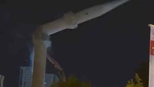 Depremde hasar alan cami minaresi yıkıldı