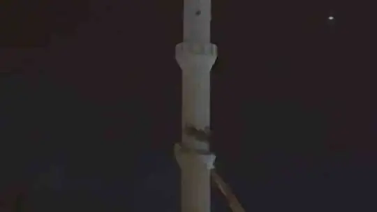 Depremde hasar alan cami minaresi yıkıldı