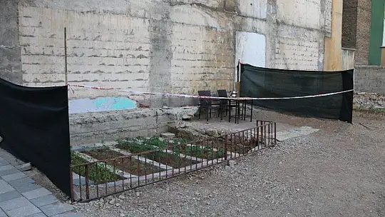 Depremde hasar alıp yıkılan binanın yeri bahçe oldu