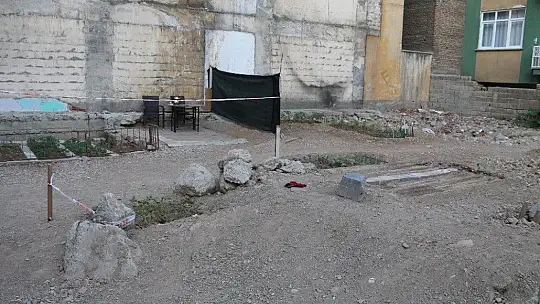 Depremde hasar alıp yıkılan binanın yeri bahçe oldu