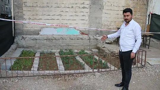 Depremde hasar alıp yıkılan binanın yeri bahçe oldu