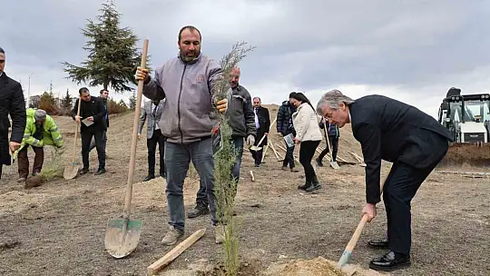 Depremde hayatını kaybeden öğrenciler anısına fidan dikildi