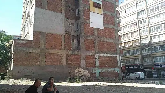 Depremde yıkılan binanın yanındaki apartmanda asılı kalan dolap kuşlara yuva oldu