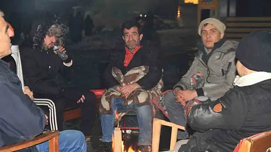 Depremden etkilenen Malatyalılar akşamı dışarıda geçiriyor