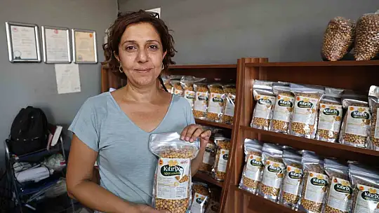 Depremden kurtulan 2 çocuk annesi, devraldığı tesiste tonlarca leblebi üretiyor