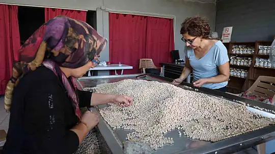 Depremden kurtulan 2 çocuk annesi, devraldığı tesiste tonlarca leblebi üretiyor