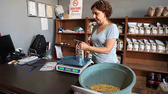 Depremden kurtulan 2 çocuk annesi, devraldığı tesiste tonlarca leblebi üretiyor