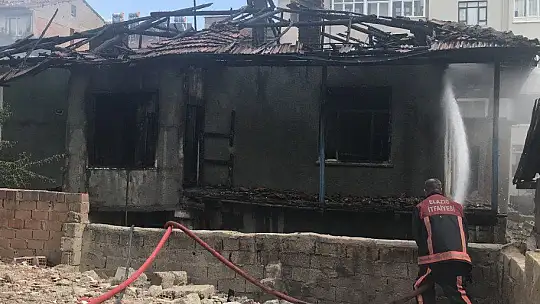 Depremden sonra boşaltılan 2 katlı ev yandı