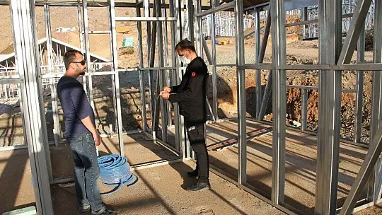 Depreme karşı yapılan çelik evler yükseliyor