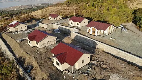 Depreme karşı yapılan çelik evler yükseliyor