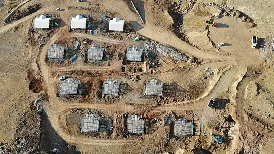 Depreme karşı yapılan çelik evler yükseliyor