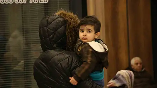 Depremi yaşayan Elazığlılar fuar merkezlerine akın etti