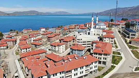 Depremin merkez üssünde vatandaşlar evlerine kavuşmanın mutluluğunu yaşıyor