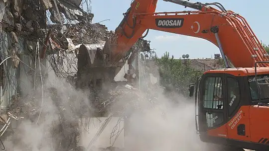 Depremin vurduğu Elazığ'da yıkımlar hızlandırıldı, 16 noktada çalışma başladı