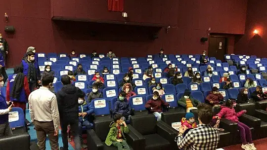 Depremzede çocuklar sinema keyfi yaşadı