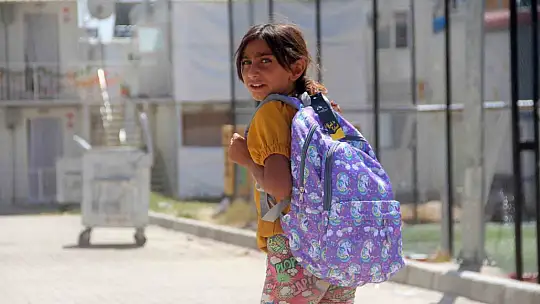 Depremzede çocuklara çanta ve kırtasiye yardımı