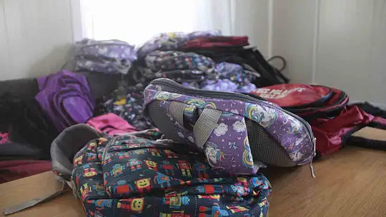 Depremzede çocuklara çanta ve kırtasiye yardımı