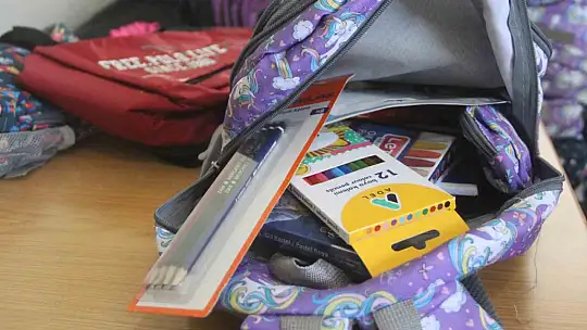 Depremzede çocuklara çanta ve kırtasiye yardımı