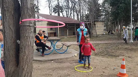 Depremzede çocuklara yönelik sinema saati ve parkur oyunları etkinliği