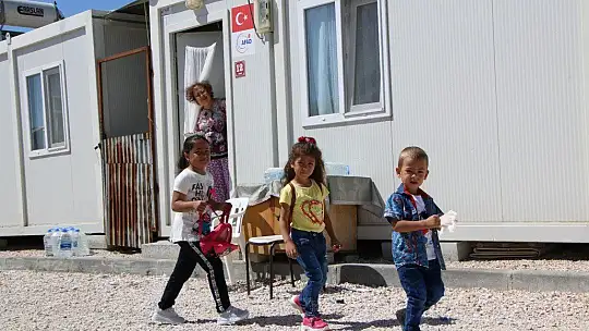 Depremzede çocukların bayram sevinci