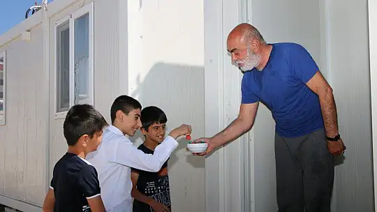 Depremzede çocukların bayram sevinci