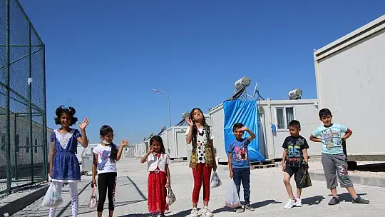 Depremzede çocukların bayram sevinci