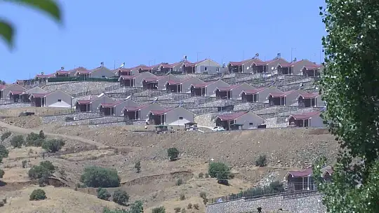 Depremzedeler göl manzaralı çelik konstrüksiyonlu konutlarına yerleşti