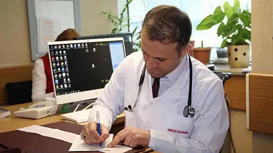 Doç. Dr. Doğdu: 'Kalp hastaları ilaçlarını aksatmadan bol sıvı tüketerek oruç tutabilirler'