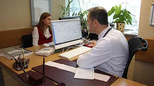 Doç. Dr. Doğdu: 'Kalp hastaları ilaçlarını aksatmadan bol sıvı tüketerek oruç tutabilirler'