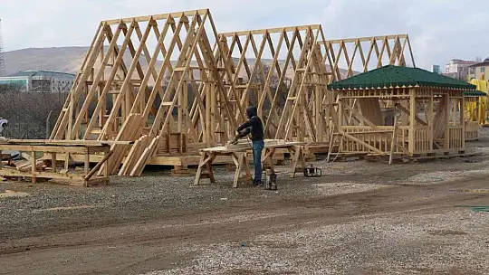 Doğu ve Güneydoğu Bölgesinin tek bungalov fabrikasını kurdu..
