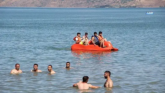 Doğunun gizli denizi Hazar'da bayram yoğunluğu