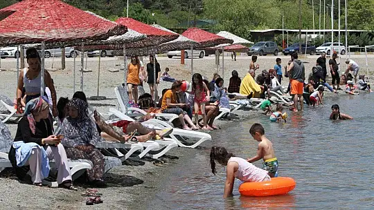 Doğunun gizli denizi Hazar Gölü, misafirlerini ağırlamaya başladı