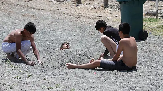 Doğunun gizli denizi Hazar Gölü, misafirlerini ağırlamaya başladı