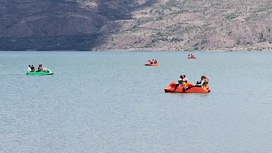 Doğunun gizli denizi Hazar Gölü, misafirlerini ağırlamaya başladı