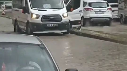 Dolmuş şoförü yağmur sularının ortasında kalan yolcuyu inip şoför kapısından içeri aldı