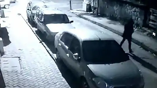 Dört iş yerinin camlarını kırdı