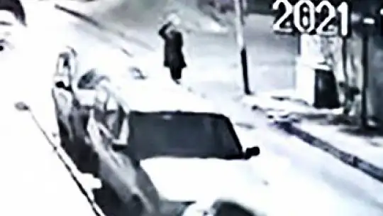 Dört iş yerinin camlarını kırdı