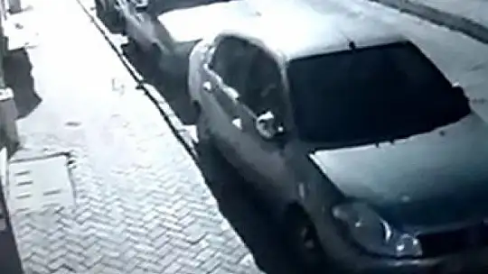 Dört iş yerinin camlarını kırdı