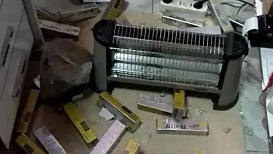 Dört iş yerinin camlarını kırdı
