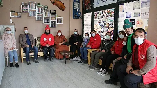 Down sendromlu iki arkadaşa doğum günü sürprizi