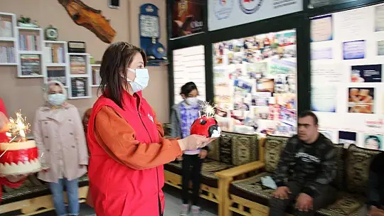 Down sendromlu iki arkadaşa doğum günü sürprizi