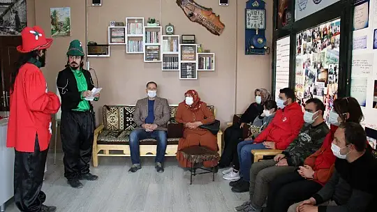 Down sendromlu iki arkadaşa doğum günü sürprizi
